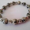 Bracelet jaspe dalmatien 8 mm et grosses fleurs 1