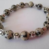 Bracelet jaspe dalmatien 8 mm et grosses fleurs 1