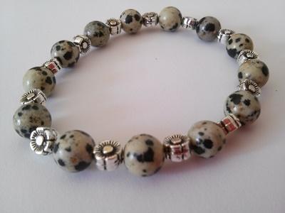 Bracelet jaspe dalmatien 8 mm et grosses fleurs 1