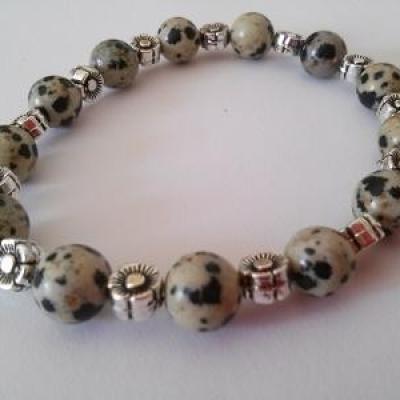 Bracelet jaspe dalmatien 8 mm et grosses fleurs