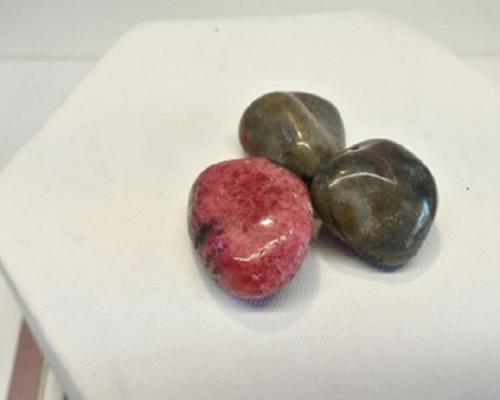 Pierre roulee rhodonite