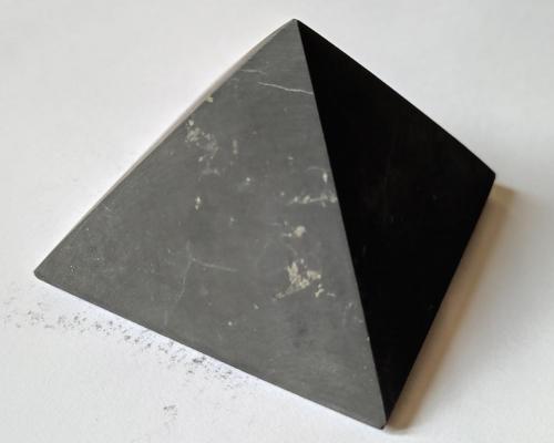 Pyramide shungite mate 1 
